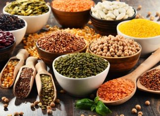 Bitkisel Protein Kaynakları Sağlıklı Beslenmede Yeni Bir Dönem Açıyor Son yıllarda beslenme alışkanlıklarında yaşanan değişim, protein kaynaklarına bakışı da önemli ölçüde dönüştürdü. Hayvansal ürünlerin çevresel etkileri, sağlıkla ilişkili tartışmalar ve etik kaygılar, bireyleri bitkisel protein kaynakları konusunda daha bilinçli tercihler yapmaya yöneltiyor. Bu dönüşüm yalnızca vegan ya da vejetaryen bireylerle sınırlı kalmıyor, dengeli ve sürdürülebilir bir beslenme arayışında olan geniş bir kitleyi de kapsıyor. Konulu bir haber görseli.