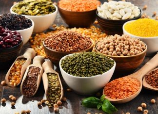 Bitkisel Proteinler Sağlıklı Beslenmede Yeni Dönemin Temeli Bitkisel proteinler, son yıllarda sağlıklı yaşam, sürdürülebilir beslenme ve çevre dostu gıda arayışlarının artmasıyla birlikte daha fazla gündeme gelmeye başladı. Hayvansal kaynaklara alternatif olarak öne çıkan bu besin grubu, yalnızca vegan ve vejetaryen beslenme tercih edenler için değil, dengeli beslenmek isteyen herkes için önemli bir seçenek sunuyor. Baklagiller, tahıllar, kuruyemişler ve bazı sebzeler aracılığıyla alınabilen bitkisel proteinler, vücudun temel yapı taşlarından biri olan proteini doğal yollarla sağlamaya yardımcı oluyor. Konulu bir haber görseli.