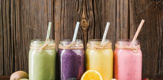 Bitkisel Smoothie Trendinin Yükselişi Ve Günlük Beslenmedeki Yeri Son yıllarda sağlıklı yaşam ve dengeli beslenme konularına olan ilginin artmasıyla birlikte bitkisel smoothie kavramı da giderek daha fazla kişinin hayatına girmiş durumda. Özellikle yoğun şehir yaşamında pratik, doyurucu ve doğal alternatifler arayan bireyler için bitkisel smoothie, hem zamandan tasarruf sağlayan hem de beslenme rutinine çeşitlilik katan bir seçenek olarak öne çıkıyor. Meyve, sebze, bitkisel sütler ve doğal tohumlarla hazırlanan bu karışımlar, modern beslenme anlayışının simgelerinden biri haline gelmiş durumda. Konulu bir haber görseli.