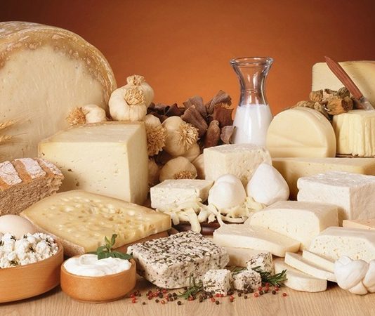 Peynir, dünyanın hemen her mutfağında kendine yer bulan, tarih boyunca farklı coğrafyalarda farklı biçimlerde üretilmiş özel bir süt ürünüdür. Özellikle çeşitli peynirler, hem damak tadına hem de kültürel alışkanlıklara göre şekillenerek geniş bir yelpaze oluşturur. Anadolu’dan Avrupa’ya, Orta Doğu’dan Balkanlara kadar uzanan bu zenginlik, peyniri yalnızca bir gıda değil aynı zamanda kültürel bir değer haline getirir. Konulu bir haber görseli.