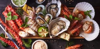 Balık restoranları, deniz kültürünün sofraya yansıyan en canlı örneklerinden biri olarak Türkiye’de hem geleneksel hem de modern anlayışla varlığını sürdürüyor. Kıyı şehirlerinden iç bölgelere kadar uzanan bu lezzet hattı, yalnızca yemek yenen mekânlar olmanın ötesinde bir yaşam tarzını ve sosyal buluşma kültürünü temsil ediyor. Günümüzde balık restoranları, taze ürün kullanımı, mevsimsellik ve sunum anlayışıyla gastronomi dünyasında ayrı bir konuma yerleşmiş durumda. Konulu bir haber görseli.