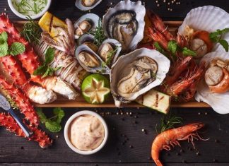 Denizden Sofraya Uzanan Lezzet Balık Restoranlarının Değişen Yüzü Balık restoranları, deniz kültürünün sofraya yansıyan en canlı örneklerinden biri olarak Türkiye’de hem geleneksel hem de modern anlayışla varlığını sürdürüyor. Kıyı şehirlerinden iç bölgelere kadar uzanan bu lezzet hattı, yalnızca yemek yenen mekânlar olmanın ötesinde bir yaşam tarzını ve sosyal buluşma kültürünü temsil ediyor. Günümüzde balık restoranları, taze ürün kullanımı, mevsimsellik ve sunum anlayışıyla gastronomi dünyasında ayrı bir konuma yerleşmiş durumda. Konulu bir haber görseli.