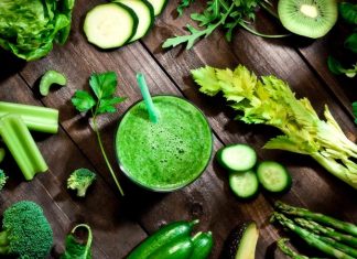 Detox Beslenme Sağlıklı Yaşam Arayışında Yeniden Gündemde Son yıllarda beslenme alışkanlıklarının değişmesiyle birlikte vücudu dinlendirme ve daha doğal bir düzene geçme arayışı da artış gösteriyor. Bu arayışın merkezinde ise detox beslenme yer alıyor. Günlük yaşamda maruz kalınan yoğun stres, düzensiz öğünler ve işlenmiş gıdalar, bireyleri daha sade ve arındırıcı beslenme yaklaşımlarına yönlendiriyor. Detox beslenme, bu noktada yalnızca geçici bir diyet olarak değil, bilinçli bir beslenme farkındalığı olarak değerlendiriliyor. Konulu bir haber görseli.