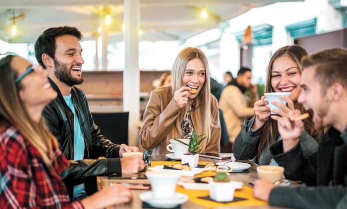 Dışarıda Sağlıklı Seçenekler Günlük Hayatta Bilinçli Tercihler Dışarıda sağlıklı seçenekler, modern yaşamın hızlandığı günümüzde beslenme alışkanlıklarını korumak isteyen bireyler için giderek daha önemli hale gelmiştir. İş temposu, sosyal hayat ve zaman kısıtlamaları nedeniyle birçok kişi öğünlerini ev dışında tüketmektedir. Bu durum, doğru tercihler yapılmadığında beslenme dengesinin bozulmasına neden olabilir. Konulu bir haber görseli.