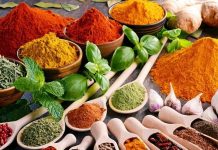 Günümüzde beslenme alışkanlıkları yalnızca doyuruculuk üzerinden değil, lezzet, denge ve doğallık ekseninde de şekillenmektedir. Bu dönüşümde doğal baharatlar, mutfak kültürünün vazgeçilmez unsurları arasında yeniden güçlü bir konum kazanmıştır. Yüzyıllardır kullanılan baharatlar, modern yaşamın hızına rağmen sofralarda yerini korumakta, hatta daha bilinçli tercihlerle öne çıkmaktadır. Özellikle hazır sos ve yoğun işlenmiş ürünlerden uzaklaşma eğilimi, baharatların önemini daha da artırmıştır. Konulu bir haber görseli.