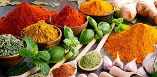 Günümüzde beslenme alışkanlıkları yalnızca doyuruculuk üzerinden değil, lezzet, denge ve doğallık ekseninde de şekillenmektedir. Bu dönüşümde doğal baharatlar, mutfak kültürünün vazgeçilmez unsurları arasında yeniden güçlü bir konum kazanmıştır. Yüzyıllardır kullanılan baharatlar, modern yaşamın hızına rağmen sofralarda yerini korumakta, hatta daha bilinçli tercihlerle öne çıkmaktadır. Özellikle hazır sos ve yoğun işlenmiş ürünlerden uzaklaşma eğilimi, baharatların önemini daha da artırmıştır. Konulu bir haber görseli.