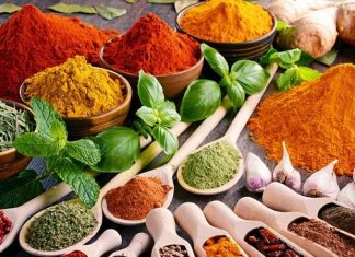 Doğal Baharatlar Sofralarda Lezzet Ve Dengenin Yükselişi Günümüzde beslenme alışkanlıkları yalnızca doyuruculuk üzerinden değil, lezzet, denge ve doğallık ekseninde de şekillenmektedir. Bu dönüşümde doğal baharatlar, mutfak kültürünün vazgeçilmez unsurları arasında yeniden güçlü bir konum kazanmıştır. Yüzyıllardır kullanılan baharatlar, modern yaşamın hızına rağmen sofralarda yerini korumakta, hatta daha bilinçli tercihlerle öne çıkmaktadır. Özellikle hazır sos ve yoğun işlenmiş ürünlerden uzaklaşma eğilimi, baharatların önemini daha da artırmıştır. Konulu bir haber görseli.
