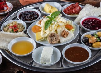Doğallığın Ve Lezzetin Buluştuğu Köy Kahvaltısı Mekanları Şehir hayatının yoğun temposundan uzaklaşmak isteyenlerin son yıllarda en çok tercih ettiği gastronomi duraklarından biri köy kahvaltısı mekanları oluyor. Doğal ürünlerle hazırlanan sofralar, sakin ortamlar ve geleneksel tatlar, bu mekanları yalnızca bir kahvaltı noktası değil, aynı zamanda bir deneyim alanı haline getiriyor. Özellikle hafta sonları ailelerin ve arkadaş gruplarının yoğun ilgi gösterdiği köy kahvaltısı mekanları, doğayla iç içe vakit geçirmek isteyenler için güçlü bir alternatif sunuyor. Konulu bir haber görseli.