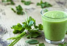 Sağlıklı yaşam bilincinin artmasıyla birlikte evde hazırlanan içecekler yeniden önem kazanmaya başladı. Özellikle ev yapımı smoothie, hem pratik hazırlanışı hem de doğal içeriği sayesinde günlük beslenmenin vazgeçilmezlerinden biri haline geldi. Taze meyve, sebze ve doğal ek bileşenlerle hazırlanan bu içecekler, hazır ürünlere kıyasla daha güvenilir bir alternatif sunuyor. Konulu bir haber görseli.