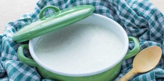 Son yıllarda sağlıklı ve bilinçli beslenme arayışıyla birlikte ev yapımı yoğurt, sofralarda yeniden hak ettiği yere kavuşmuştur. Katkı maddelerinden uzak, içeriği tamamen bilinen gıdalara yönelim arttıkça, evde yoğurt mayalama geleneği de güçlenmiştir. Doğal yoğurt, yalnızca bir besin değil, aynı zamanda kültürel bir miras olarak da görülmektedir. Konulu bir haber görseli.