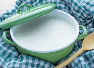 Son yıllarda sağlıklı ve bilinçli beslenme arayışıyla birlikte ev yapımı yoğurt, sofralarda yeniden hak ettiği yere kavuşmuştur. Katkı maddelerinden uzak, içeriği tamamen bilinen gıdalara yönelim arttıkça, evde yoğurt mayalama geleneği de güçlenmiştir. Doğal yoğurt, yalnızca bir besin değil, aynı zamanda kültürel bir miras olarak da görülmektedir. Konulu bir haber görseli.