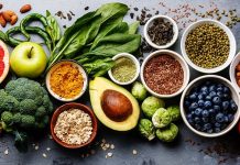 Evde yemek yapma alışkanlığı, son yıllarda sağlıklı yaşam arayışının en önemli unsurlarından biri haline gelmiştir. Evde sağlıklı yemek hazırlama, bireyin ne yediğini bilmesini, içerikleri kontrol etmesini ve beslenme düzenini kendi ihtiyaçlarına göre şekillendirmesini sağlar. Dışarıda tüketilen hazır yiyeceklerin artmasıyla birlikte, ev mutfağı yeniden güvenli ve dengeli beslenmenin merkezi olarak görülmeye başlanmıştır. Konulu bir haber görseli.