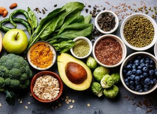 Evde Sağlıklı Yemek Hazırlama Günlük Yaşamda Dengeli Beslenmenin Anahtarı Evde yemek yapma alışkanlığı, son yıllarda sağlıklı yaşam arayışının en önemli unsurlarından biri haline gelmiştir. Evde sağlıklı yemek hazırlama, bireyin ne yediğini bilmesini, içerikleri kontrol etmesini ve beslenme düzenini kendi ihtiyaçlarına göre şekillendirmesini sağlar. Dışarıda tüketilen hazır yiyeceklerin artmasıyla birlikte, ev mutfağı yeniden güvenli ve dengeli beslenmenin merkezi olarak görülmeye başlanmıştır. Konulu bir haber görseli.