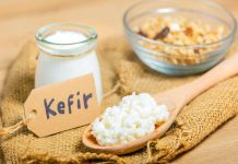 Fermente içecekler, son yıllarda sağlıklı yaşam ve doğal beslenme arayışlarının artmasıyla birlikte daha fazla gündeme gelmeye başlamıştır. Özellikle kefir ve kombucha, hem geleneksel geçmişleri hem de modern tüketim alışkanlıklarına uyum sağlamalarıyla dikkat çeken içecekler arasında yer almaktadır. Doğal fermantasyon sürecinden geçen bu içecekler, katkı maddesi içermeyen yapılarıyla öne çıkmaktadır. Konulu bir haber görseli.