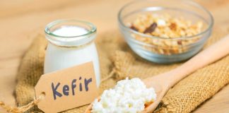Fermente içecekler, son yıllarda sağlıklı yaşam ve doğal beslenme arayışlarının artmasıyla birlikte daha fazla gündeme gelmeye başlamıştır. Özellikle kefir ve kombucha, hem geleneksel geçmişleri hem de modern tüketim alışkanlıklarına uyum sağlamalarıyla dikkat çeken içecekler arasında yer almaktadır. Doğal fermantasyon sürecinden geçen bu içecekler, katkı maddesi içermeyen yapılarıyla öne çıkmaktadır. Konulu bir haber görseli.