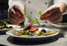 Yeme içme kültürü, tarih boyunca toplumların yaşam biçimini ve estetik anlayışını yansıtan önemli alanlardan biri olmuştur. Bu kültürün en rafine noktalarından biri olarak kabul edilen fine dining restoranlar, yalnızca yemek yenilen mekânlar değil, başlı başına birer deneyim alanı olarak öne çıkar. Sunumdan servise, mekân tasarımından menü kurgusuna kadar her ayrıntının titizlikle planlandığı bu restoranlar, gastronomiyi sanatsal bir boyuta taşır. Konulu bir haber görseli.