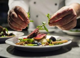 Gastronominin Zirvesinde Yer Alan Fine Dining Restoran Deneyimi Yeme içme kültürü, tarih boyunca toplumların yaşam biçimini ve estetik anlayışını yansıtan önemli alanlardan biri olmuştur. Bu kültürün en rafine noktalarından biri olarak kabul edilen fine dining restoranlar, yalnızca yemek yenilen mekânlar değil, başlı başına birer deneyim alanı olarak öne çıkar. Sunumdan servise, mekân tasarımından menü kurgusuna kadar her ayrıntının titizlikle planlandığı bu restoranlar, gastronomiyi sanatsal bir boyuta taşır. Konulu bir haber görseli.