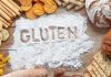 Gluten Alternatifleri Sağlıklı Beslenmede Yeni Dönem Son yıllarda beslenme alışkanlıklarının değişmesiyle birlikte gluten alternatifleri, hem sağlık odaklı tüketicilerin hem de özel diyet uygulayanların gündeminde önemli bir yer edinmiştir. Özellikle çölyak hastaları, gluten hassasiyeti yaşayan bireyler ve daha hafif beslenmeyi tercih edenler için glutensiz ürünler artık bir zorunluluk olmaktan çıkıp bilinçli bir tercih hâline gelmiştir. Bu değişim, gıda sektöründe de ciddi bir dönüşümü beraberinde getirmiştir. Konulu bir haber görseli.