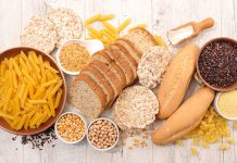 Son yıllarda beslenme alışkanlıklarında dikkat çekici bir dönüşüm yaşanıyor. Özellikle gıdaların içeriğine yönelik artan farkındalık, bireyleri daha sade ve doğal beslenme modellerine yöneltiyor. Bu modeller arasında glutensiz doğal beslenme, yalnızca çölyak hastaları için değil, genel sağlığını korumak isteyen geniş bir kesim için de ilgi odağı haline gelmiş durumda. İşlenmiş gıdalardan uzak durma eğilimi, glutensiz beslenmenin doğal içeriklerle birleşmesini daha da anlamlı kılıyor. Konulu bir haber görseli.