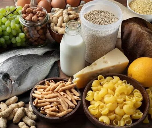 Günümüzde beslenme alışkanlıkları, teknolojik gelişmeler ve hızlı yaşam temposuyla birlikte büyük bir değişim geçirdi. Hazır ve paketli ürünlerin yaygınlaşması, pratiklik sağlarken beraberinde çeşitli sağlık sorunlarını da getirdi. Bu durum, bireyleri daha bilinçli tercihler yapmaya yöneltti. Özellikle işlenmemiş gıda tüketimi, sağlıklı yaşam arayışında öne çıkan önemli bir beslenme yaklaşımı olarak dikkat çekiyor. Doğal haliyle tüketilen gıdalar, vücudun ihtiyaç duyduğu besin öğelerini daha saf ve dengeli bir şekilde sunuyor. Konulu bir haber görseli.