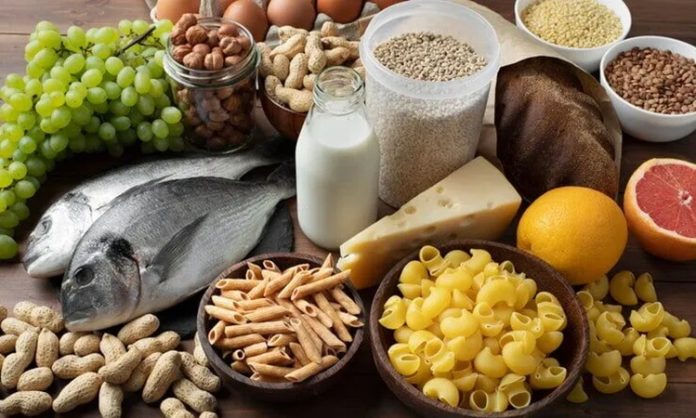 Günümüzde beslenme alışkanlıkları, teknolojik gelişmeler ve hızlı yaşam temposuyla birlikte büyük bir değişim geçirdi. Hazır ve paketli ürünlerin yaygınlaşması, pratiklik sağlarken beraberinde çeşitli sağlık sorunlarını da getirdi. Bu durum, bireyleri daha bilinçli tercihler yapmaya yöneltti. Özellikle işlenmemiş gıda tüketimi, sağlıklı yaşam arayışında öne çıkan önemli bir beslenme yaklaşımı olarak dikkat çekiyor. Doğal haliyle tüketilen gıdalar, vücudun ihtiyaç duyduğu besin öğelerini daha saf ve dengeli bir şekilde sunuyor. Konulu bir haber görseli.
