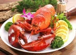 Istakoz Lezzetiyle Deniz Ürünleri Pazarında Yükselişte Deniz ürünleri denildiğinde akla gelen en prestijli seçeneklerden biri olan ıstakoz, hem gurme mutfakların hem de lüks restoranların vazgeçilmezleri arasında yer alıyor. Son yıllarda artan gastronomi merakı ve dünya mutfağına olan ilgiyle birlikte ıstakoz tüketimi de dikkat çekici biçimde yükselmiş durumda. Özellikle özel günlerde ve seçkin davet sofralarında tercih edilen bu deniz ürünü, lezzeti kadar görsel sunumuyla da öne çıkıyor. Konulu bir haber görseli.