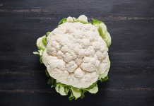 Sebze dünyasının en çok yönlü üyelerinden biri olan karnabahar, son yıllarda sağlıklı beslenme akımlarının etkisiyle yeniden popülerlik kazandı. Dışarıdan sade ve mütevazı bir görünüme sahip olan karnabahar, içerdiği zengin besin değerleriyle adeta bir sağlık deposu olarak tanımlanıyor. Özellikle düşük kalorili yapısı ve lif açısından zengin içeriği sayesinde karnabahar, diyet listelerinin vazgeçilmez sebzeleri arasında yer alıyor. Konulu bir haber görseli.