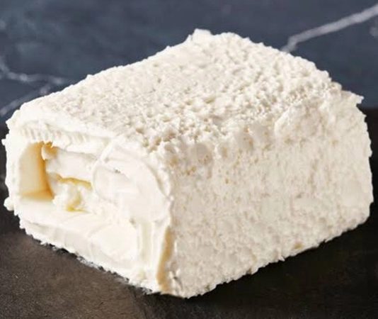 Türk mutfağının en köklü ve en sevilen ürünleri arasında yer alan kaymak ve tereyağı, hem geleneksel sofralarda hem de modern mutfaklarda güçlü bir konuma sahiptir. Süt ürünleri arasında özel bir yere sahip olan bu iki lezzet, kahvaltıdan ana yemeklere, tatlılardan hamur işlerine kadar geniş bir kullanım alanına sahiptir. Özellikle doğal üretim yöntemlerine olan ilginin artmasıyla birlikte doğal kaymak ve tereyağı yeniden ön plana çıkmıştır. Konulu bir haber görseli.