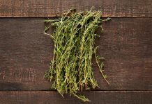 Kekik, doğanın sunduğu en güçlü aromalardan birine sahip bitkiler arasında yer alır. Yüzyıllardır hem mutfak kültüründe hem de geleneksel kullanım alanlarında kendine sağlam bir yer edinen kekik, özellikle Akdeniz coğrafyasıyla özdeşleşmiş bir bitkidir. Keskin kokusu ve yoğun tadı sayesinde az miktarla bile yemeklerin karakterini değiştirebilen bu bitki, geçmişten günümüze değerini korumayı başarmıştır. Konulu bir haber görseli