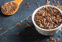 Son yıllarda sağlıklı yaşam arayışının artmasıyla birlikte, geleneksel besinler yeniden gündeme gelmeye başladı. Bu besinlerin başında gelen keten tohumu, hem geçmişten gelen kullanım alışkanlıkları hem de modern beslenme trendleriyle dikkat çekiyor. Küçük yapısına rağmen beslenme kültüründe önemli bir yere sahip olan keten tohumu, özellikle doğal beslenme anlayışını benimseyen bireyler tarafından tercih ediliyor. Konulu bir haber görseli.