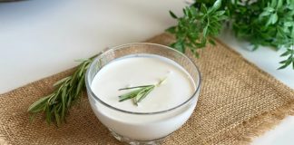 Süt ürünleri arasında hem tatlı hem de tuzlu tariflerde geniş kullanım alanına sahip olan krema, son yıllarda mutfakların en popüler bileşenlerinden biri haline geldi. Profesyonel şeflerden ev kullanıcılarına kadar geniş bir kitle tarafından tercih edilen krema, yemeklere kattığı yumuşak doku ve zengin aroma sayesinde gastronomide özel bir yere sahip. Özellikle modern mutfak trendlerinin yükselişiyle birlikte krema tüketimi belirgin şekilde artmış durumda. Konulu bir haber görseli.