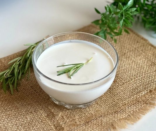 Süt ürünleri arasında hem tatlı hem de tuzlu tariflerde geniş kullanım alanına sahip olan krema, son yıllarda mutfakların en popüler bileşenlerinden biri haline geldi. Profesyonel şeflerden ev kullanıcılarına kadar geniş bir kitle tarafından tercih edilen krema, yemeklere kattığı yumuşak doku ve zengin aroma sayesinde gastronomide özel bir yere sahip. Özellikle modern mutfak trendlerinin yükselişiyle birlikte krema tüketimi belirgin şekilde artmış durumda. Konulu bir haber görseli.