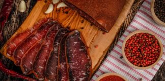 Kuru et ve pastırma, yüzyıllardır farklı coğrafyalarda tüketilen ve özellikle Anadolu mutfağında önemli bir yere sahip olan geleneksel et ürünleri arasında bulunuyor. Dayanıklılığı, yoğun aroması ve uzun süre saklanabilme özelliği sayesinde kuru et ve pastırma, hem geçmişte hem de günümüzde sofraların vazgeçilmezleri arasında yer alıyor. Modern üretim teknikleri gelişmiş olsa da bu ürünlerin temelinde hâlâ geleneksel yöntemler ve ustalık bilgisi bulunuyor. Konulu bir haber görseli.