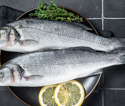 Deniz ürünleri arasında beyaz eti, hafif aroması ve çok yönlü kullanımıyla öne çıkan levrek, Türkiye’de en çok tercih edilen balık türlerinden biri olmaya devam ediyor. Hem restoran menülerinde hem de ev mutfaklarında sıkça yer bulan bu değerli balık, özellikle sağlıklı beslenmeye ilgi duyan tüketicilerin gözdesi haline geldi. Son yıllarda artan gastronomi merakı, televizyon programları ve sosyal medyada paylaşılan tarifler, levrek tüketimini daha da yaygınlaştırdı. Konulu bir haber görseli.