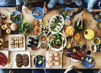 Lezzetlerin Buluşma Noktası Dünya Mutfağı Restoranları Dünya mutfağı restoranları, farklı kültürlerin yeme içme anlayışını tek bir çatı altında buluşturan özel mekânlar olarak gastronomi dünyasında önemli bir yere sahiptir. Küreselleşmenin etkisiyle birlikte seyahat etmeden farklı ülkelerin tatlarını deneyimleme isteği artmış, bu durum dünya mutfağı restoranları kavramını daha da popüler hâle getirmiştir. Bugün büyük şehirlerden küçük yerleşimlere kadar pek çok noktada bu restoranlara rastlamak mümkündür. Konulu bir haber görseli.