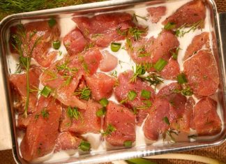 Marine Edilmiş Etler Lezzet Ve Pratikliği Bir Araya Getiriyor Marine edilmiş etler, son yıllarda hem ev mutfaklarında hem de restoran menülerinde giderek daha fazla yer almaya başladı. Etin çeşitli soslar, baharatlar ve doğal bileşenlerle bekletilmesiyle elde edilen marine edilmiş etler, pişirme süresini kısaltması ve lezzeti artırmasıyla öne çıkıyor. Günlük yaşam temposunun hızlanması, tüketicileri daha pratik ama aynı zamanda lezzetli seçeneklere yönlendirirken bu ürünler önemli bir alternatif haline geliyor. Konulu bir haber görseli.
