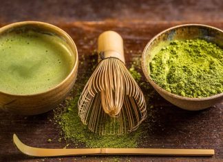 Matcha Doğal Enerjinin Yeşil Kaynağı Matcha, son yıllarda sağlıklı yaşam trendlerinin yükselmesiyle birlikte dünya genelinde büyük ilgi gören doğal içeceklerden biri haline gelmiştir. Kökeni Japon kültürüne dayanan matcha, yalnızca bir çay türü olmanın ötesinde, bir yaşam tarzı ve bilinçli tüketim anlayışının simgesi olarak kabul edilmektedir. Geleneksel yeşil çaydan farklı olarak toz formunda tüketilen bu özel ürün, doğallığı ve sade yapısıyla modern yaşamın beklentilerine uyum sağlamaktadır. Konulu bir haber görseli.