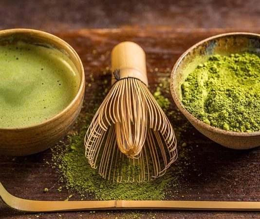 Matcha, son yıllarda sağlıklı yaşam trendlerinin yükselmesiyle birlikte dünya genelinde büyük ilgi gören doğal içeceklerden biri haline gelmiştir. Kökeni Japon kültürüne dayanan matcha, yalnızca bir çay türü olmanın ötesinde, bir yaşam tarzı ve bilinçli tüketim anlayışının simgesi olarak kabul edilmektedir. Geleneksel yeşil çaydan farklı olarak toz formunda tüketilen bu özel ürün, doğallığı ve sade yapısıyla modern yaşamın beklentilerine uyum sağlamaktadır. Konulu bir haber görseli.