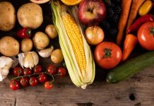 Meyve ve sebze çeşitliliği, günümüz beslenme anlayışında giderek daha fazla önem kazanan bir kavram olarak öne çıkmaktadır. Tek tip beslenme alışkanlıklarının yaygınlaşması, farklı besin gruplarının yeterince tüketilmemesine neden olabilmektedir. Bu noktada meyve ve sebzelerin renk, tür ve mevsim açısından çeşitlendirilmesi, günlük beslenme düzenine doğal bir denge kazandırır. Konulu bir haber görseli.