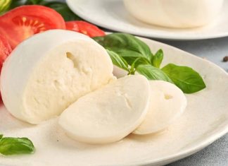 Mozzarella Peynirinin Yükselen Popülaritesi Sofralara İtalyan Dokunuşu İtalyan mutfağının dünyaya armağan ettiği en ünlü lezzetlerden biri olan mozzarella, son yıllarda Türkiye’de de hızla yaygınlaşan bir peynir türü olarak dikkat çekiyor. Yumuşak dokusu, hafif süt aroması ve eriyen yapısıyla bilinen mozzarella, özellikle pizza ve makarna gibi yemeklerin vazgeçilmez malzemeleri arasında yer alıyor. Ancak günümüzde mozzarella peyniri, sadece İtalyan tarifleriyle sınırlı kalmayıp salatalardan sandviçlere kadar geniş bir kullanım alanına sahip. Konulu bir haber görseli.
