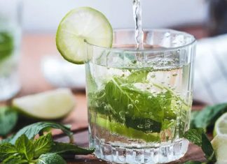 Nane Limonlu Su Doğal Ferahlığın Günlük Hayattaki Yeri Nane limonlu su, geleneksel içecek kültürü ile modern sağlıklı yaşam anlayışının kesiştiği noktada yer alan doğal ve sade bir içecek olarak öne çıkmaktadır. Günlük sıvı tüketimini daha keyifli hale getiren bu karışım, hem ferahlatıcı aroması hem de pratik hazırlanışıyla geniş bir kullanıcı kitlesine hitap etmektedir. Özellikle doğal içeriklere yönelimin arttığı günümüzde nane limonlu su, katkısız yapısıyla dikkat çeken seçeneklerden biri haline gelmiştir. Konulu bir haber görseli.
