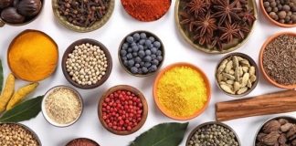 Günümüzde sağlıklı beslenmeye yönelik ilginin artmasıyla birlikte, mutfaklarda kullanılan ürünlerin kaynağı ve üretim şekli daha fazla sorgulanır hâle gelmiştir. Bu sorgulamanın merkezinde yer alan ürünlerden biri de organik baharatlardır. Yalnızca yemeklere tat ve aroma katmakla kalmayan baharatlar, aynı zamanda doğru üretildiğinde sağlık açısından da önemli katkılar sunar. Kimyasal kalıntılardan arındırılmış, doğal yöntemlerle yetiştirilen baharatlar, bu yönüyle geleneksel mutfak anlayışını modern beslenme bilinciyle buluşturur. Konulu bir haber görseli.