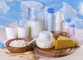 Organik Süt Ürünleri Tüketimi Türkiye’de Yükselişe Geçiyor Türkiye’de son yıllarda sağlıklı yaşam bilincinin artmasıyla birlikte organik süt ürünleri pazarı dikkat çekici bir büyüme sergiliyor. Tüketiciler artık yalnızca doyurucu değil, aynı zamanda güvenilir ve doğaya saygılı gıdaları tercih etmeye yöneliyor. Bu eğilim, özellikle organik süt, organik yoğurt, organik peynir ve organik tereyağı gibi ürünlerin hem büyük şehirlerde hem de Anadolu’da daha fazla talep görmesine neden oluyor. Konulu bir haber görseli.