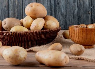 Patatesin Sofralardaki Gücü Küresel Bir Gıdanın Yükselen Değeri Dünya genelinde en çok tüketilen temel gıdalardan biri olan patates, hem ekonomik erişilebilirliği hem de çok yönlü kullanımıyla mutfakların vazgeçilmezleri arasında yer alıyor. Kökeni Güney Amerika’ya dayanan patates, yüzyıllar içinde Avrupa’dan Asya’ya, Afrika’dan Orta Doğu’ya kadar yayılarak küresel bir besin haline geldi. Bugün kızartmadan haşlamaya, pürelerden fırın yemeklerine kadar sayısız tarifte kullanılan patates, besin değeri ve doyuruculuğuyla da öne çıkıyor. Konulu bir haber görseli.
