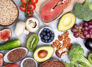 Pescatarian Beslenme Dengeli Ve Sürdürülebilir Bir Yaşam Tercihi Son yıllarda beslenme alışkanlıkları çeşitlenirken, et tüketimini azaltmak isteyen ancak tamamen hayvansal gıdalardan vazgeçmeyen bireyler için pescatarian beslenme dikkat çekici bir seçenek olarak öne çıkmaktadır. Bitki temelli beslenmeyi temel alan bu yaklaşımda kırmızı et ve kümes hayvanları tüketilmezken, balık ve deniz ürünlerine yer verilir. Bu yönüyle pescatarian beslenme, hem sağlıklı hem de dengeli bir beslenme modeli olarak değerlendirilir. Konulu bir haber görseli.