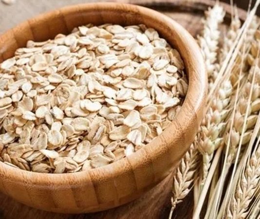 Son yıllarda sağlıklı beslenme trendlerinin yükselmesiyle birlikte yulaf, dünya genelinde en çok konuşulan tahıllardan biri haline geldi. Lif oranı yüksek, besin değeri zengin olan Yulaf, yalnızca sporcuların değil, dengeli beslenmek isteyen herkesin sofrasında daha fazla yer buluyor. Kahvaltılık gevreklerden unlu mamullere, bitkisel sütlerden fonksiyonel gıdalara kadar geniş bir kullanım alanına sahip olması, yulafı modern gıda endüstrisinin yıldız ürünlerinden biri yapıyor. Konulu bir haber görseli.