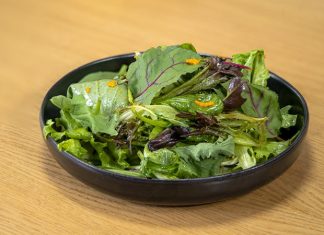 Salata Malzemeleriyle Hafif Ve Dengeli Beslenmenin Yükselişi Günümüzde beslenme alışkanlıklarının değişmesiyle birlikte daha hafif, pratik ve doğal öğünlere yönelim dikkat çekiyor. Bu dönüşümün merkezinde ise salata malzemeleri yer alıyor. Artık salata, yalnızca yemeklerin yanında sunulan basit bir tabak olmaktan çıkıp başlı başına bir öğün olarak değerlendiriliyor. Farklı malzemelerin bir araya gelmesiyle hazırlanan salatalar, hem doyurucu hem de besleyici özellikleriyle öne çıkıyor. Konulu bir haber görseli.