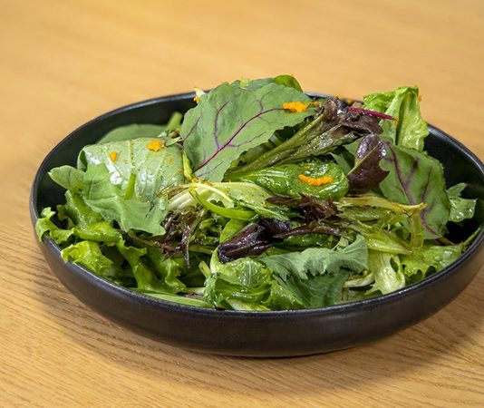Salata Malzemeleriyle Hafif Ve Dengeli Beslenmenin Yükselişi Günümüzde beslenme alışkanlıklarının değişmesiyle birlikte daha hafif, pratik ve doğal öğünlere yönelim dikkat çekiyor. Bu dönüşümün merkezinde ise salata malzemeleri yer alıyor. Artık salata, yalnızca yemeklerin yanında sunulan basit bir tabak olmaktan çıkıp başlı başına bir öğün olarak değerlendiriliyor. Farklı malzemelerin bir araya gelmesiyle hazırlanan salatalar, hem doyurucu hem de besleyici özellikleriyle öne çıkıyor. Konulu bir haber görseli.