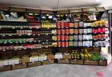 Şarküteri ürünleri, günlük beslenme alışkanlıklarının önemli bir parçası olarak uzun yıllardır sofralarda yer alıyor. Kahvaltıdan akşam yemeklerine, atıştırmalıktan özel davet sofralarına kadar geniş bir kullanım alanına sahip olan şarküteri ürünleri, pratikliği ve lezzeti bir arada sunmasıyla dikkat çekiyor. Geleneksel üretim anlayışıyla modern gıda teknolojisinin birleşmesi, bu ürünlerin çeşitliliğini her geçen gün artırıyor. Konulu bir haber görseli.