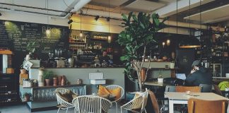 Günümüz şehir yaşamında kafeler, yalnızca bir şeyler içip vakit geçirilen mekânlar olmaktan çok daha fazlasını ifade ediyor. Sosyalleşmenin, çalışmanın, dinlenmenin ve hatta üretmenin merkezlerinden biri hâline gelen kafeler, modern yaşam kültürünün önemli bir parçası olarak öne çıkıyor. Farklı konseptleri, sundukları atmosfer ve menü çeşitliliğiyle her yaştan ve her zevkten insanın hayatında kendine yer buluyor. Konulu bir haber görseli.